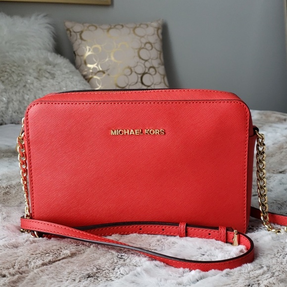 Michael Kors Handbags - Michael Kors jet set crossbody bag